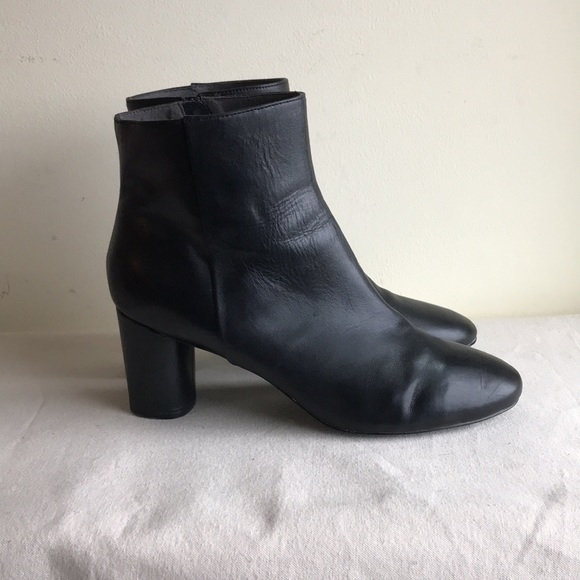 Banana Republic Shoes - Banana Republic sz 11 black leather ankle boot side zip smooth lether round heel